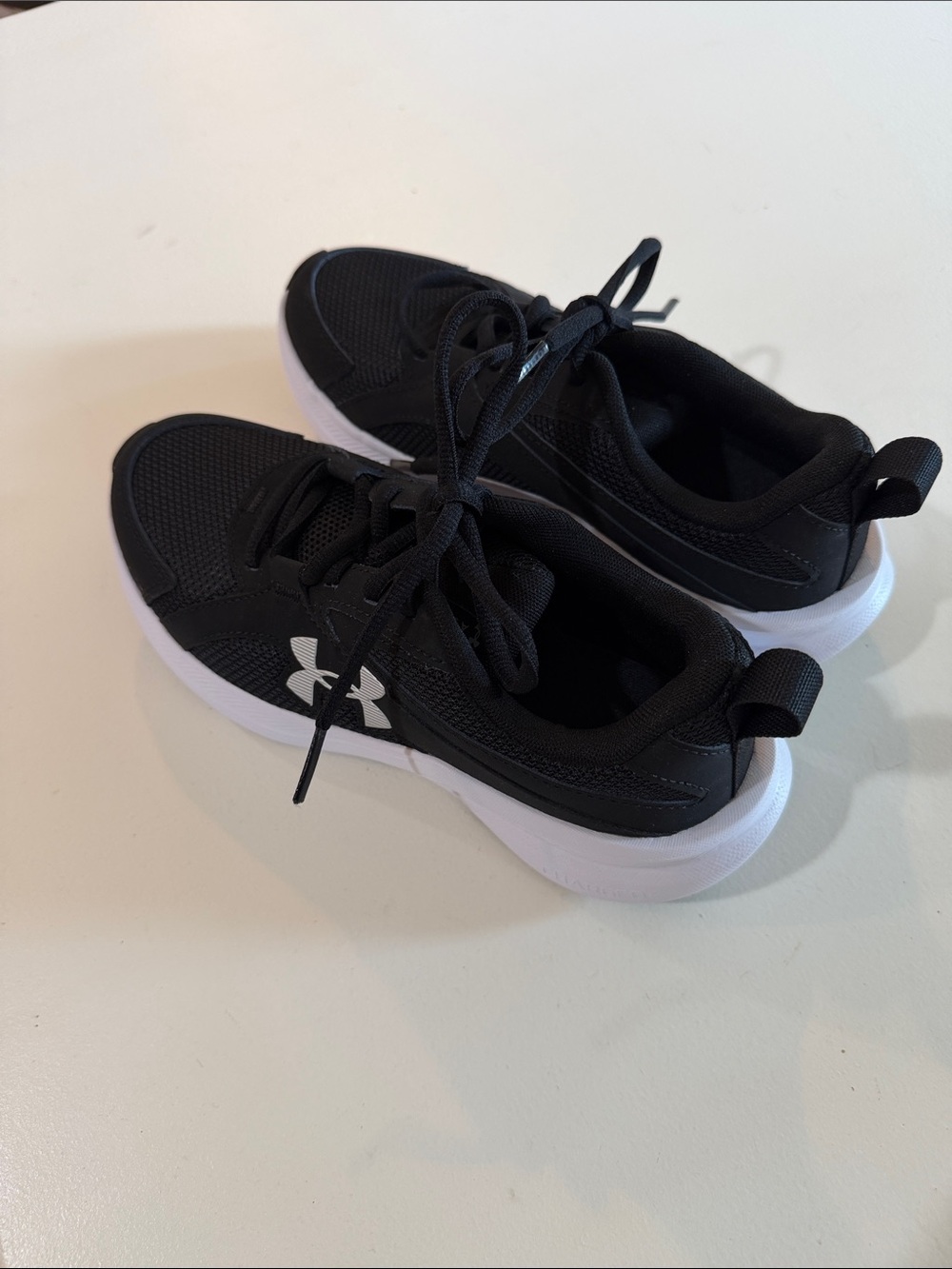 Under Armour Kids' Black Athletic Sneakers Sz 4Y.  New. Bag6